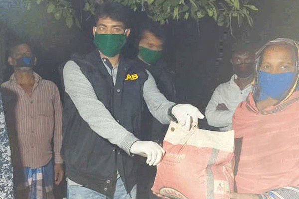 ঝিনাইদহে কর্মহীন মানুষের মাঝে খাদ্য সামগ্রী বিতরণ

