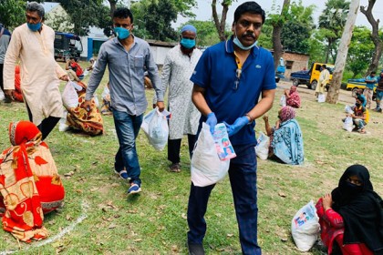জয়পুরহাটে বিএনপির খাদ্যসামগ্রী বিতরণ 