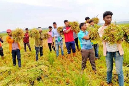 ‘পাহাড়ে কৃষকের মুখে হাসি ফুটালো ছাত্রলীগ’