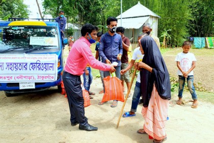 ঠাকুরগাঁওয়ে ঘর বন্দী মানুষের পাশে
খাদ্য সহায়তার ফেরিওয়ালা