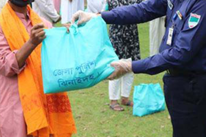 ঝিনাইদহে ইমাম-পুরোহিতদের মাঝে খাদ্য সামগ্রী বিতরণ