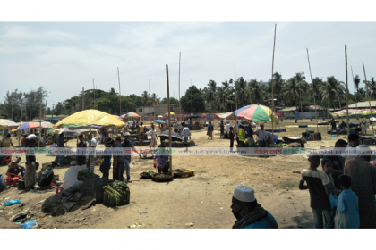 করোনার ঝুঁকি এড়াতে টেকনাফে খেলার মাঠে বসল বাজার