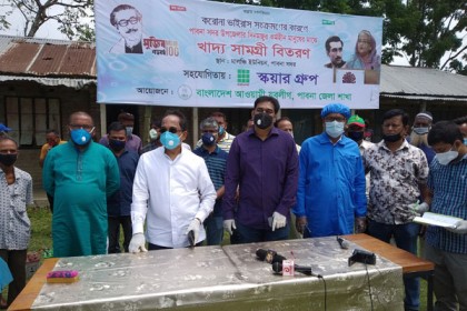 পাবনায় ১১শ পরিবারে খাদ্যসামগ্রী বিতরণ 