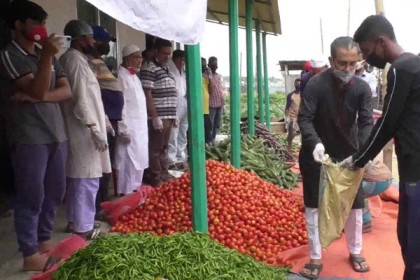 কুমিল্লায় নিম্ন আয়ের মানুষকে সবজি উপহার 
