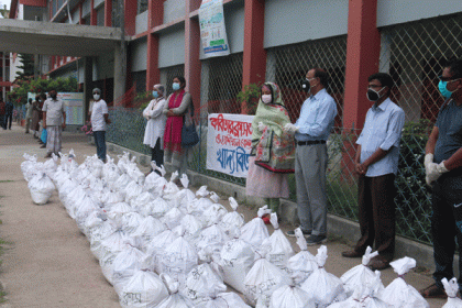 বরিশালে টিফিনের টাকা বাঁচিয়ে খাদ্য সহায়তা 

