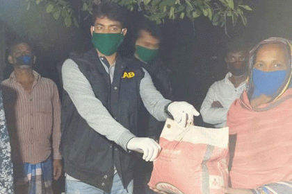 ঝিনাইদহে কর্মহীন মানুষের মাঝে খাদ্য সামগ্রী বিতরণ

