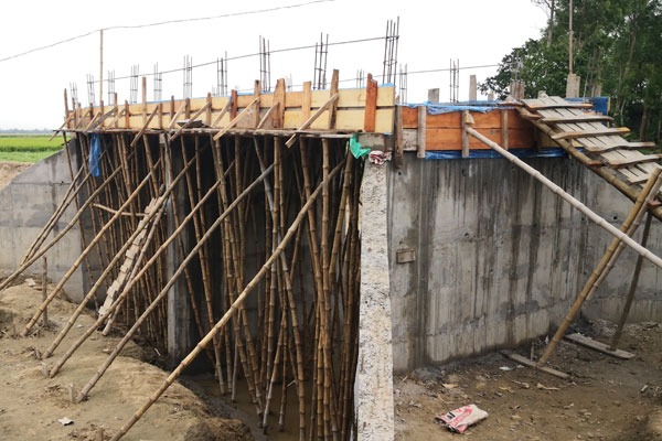 পাথরের সাথে মাটি আর ধুলা মিশিয়ে ঢালাই: ব্রিজের কাজ বন্ধ করল এলাকাবাসী