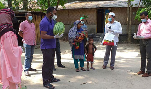 পুষ্টি সহায়তা নিয়ে নবজাতকের বাড়িতে ইউএনও