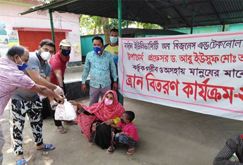 অসহায় মানুষের মাঝে ত্রাণ বিতরণ করছেন নর্দান ইউনিভার্সিটি ট্রাস্টের চেয়ারম্যান 