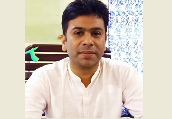 টেকনাফে সংবাদকর্মী ও শিক্ষকের ঘরে ইফতার সামগ্রী পৌঁছে দিলেন ইউএনও