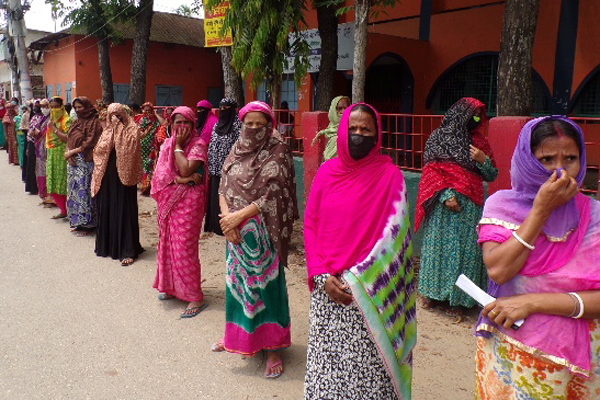 হবিগঞ্জে ত্রাণ বিতরণে অনিয়মের প্রতিবাদে মানববন্ধন