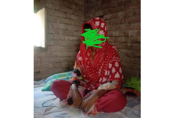 বড়াইগ্রামে বিয়ের দাবিতে ধর্ষকের বাড়িতে অবস্থান 