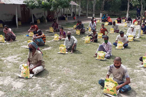 মাগুরায় খাদ্যসামগ্রী ও পিপিই বিতরণ