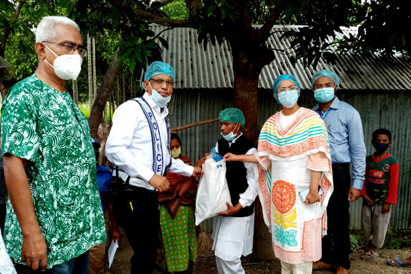 হজের টাকায় ত্রাণ বিতরণ