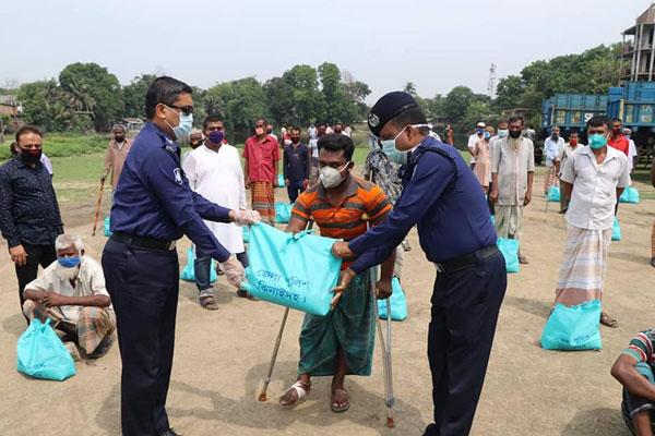 ঝিনাইদহে শ্রমিকদের মাঝে পুলিশের
খাদ্যসামগ্রী বিতরণ