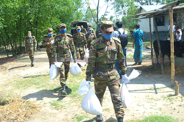 লালমনিরহাটে কর্মহীনদের মাঝে খাদ্য সামগ্রী পৌঁছে দিল সেনাবাহিনী