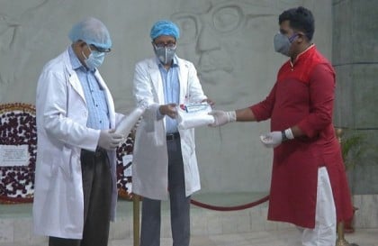 বঙ্গবন্ধু মেডিকেল বিশ্ববিদ্যালয়ে সুরক্ষাসামগ্রী দিল যুবলীগ