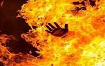 টাঙ্গাইলে স্বামীর বিরুদ্ধে স্ত্রীকে আগুনে পুড়িয়ে হত্যা চেষ্টার অভিযোগ