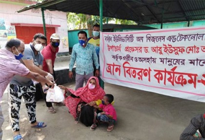 অসহায় মানুষের মাঝে ত্রাণ বিতরণ করছেন নর্দান ইউনিভার্সিটি ট্রাস্টের চেয়ারম্যান 