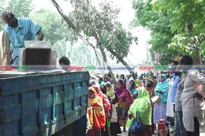 লালমনিরহাটে টিসিবির পণ্য কিনতে উপচেপড়া ভিড়