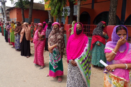 হবিগঞ্জে ত্রাণ বিতরণে অনিয়মের প্রতিবাদে মানববন্ধন