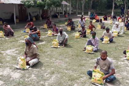 মাগুরায় খাদ্যসামগ্রী ও পিপিই বিতরণ