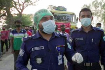 পুলিশের সহায়তায় হাওরে 
ধান কাটতে গেল শ্রমিক 