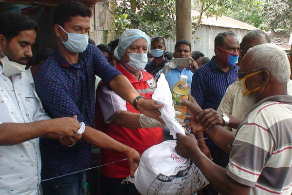 সিরাজগঞ্জে সাবেক এমপির ত্রাণ বিতরণ