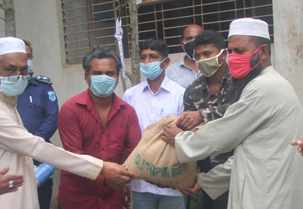 টুঙ্গিপাড়ায় কর্মহীন মানুষের মাঝে খাদ্য সামগ্রী বিতরণ