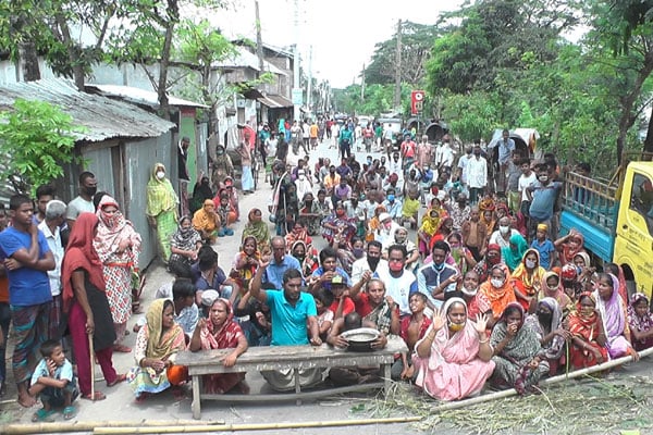 বরিশালে সড়কে অবস্থান নিয়ে ত্রাণ বঞ্চিতদের বিক্ষোভ 