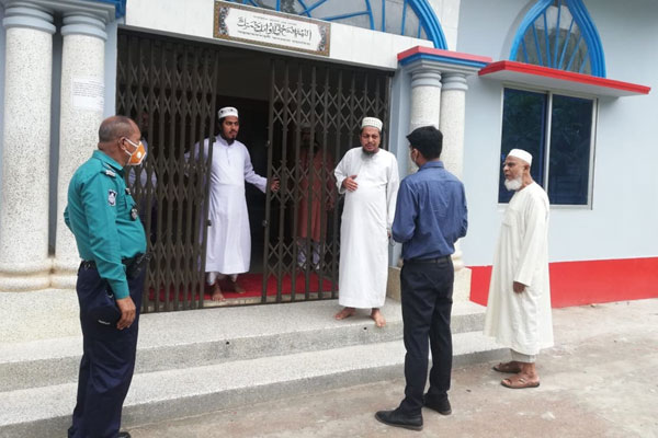 বরিশালে দোকান খোলায় ১৩ ব্যবসা প্রতিষ্ঠানকে জরিমানা