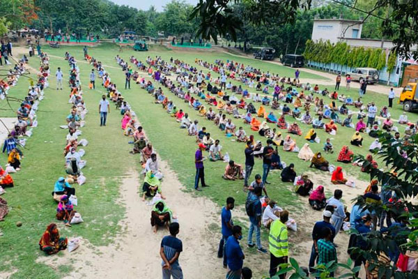 নলডাঙ্গা পৌরসভায় অসহায় ৬০০ পরিবারে খাদ্যসামগ্রী বিতরণ