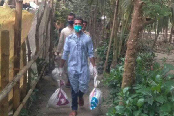 কটিয়াদীতে ৩শ পরিবারের মাঝে খাদ্যসামগ্রী বিতরণ
