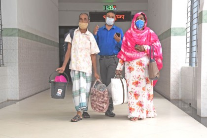 বগুড়ার প্রথম করোনা রোগী সুস্থ হয়ে 
বাড়ি ফিরলেন 