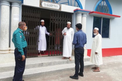 বরিশালে দোকান খোলায় ১৩ ব্যবসা প্রতিষ্ঠানকে জরিমানা