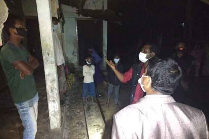 শ্রীমঙ্গলে ভাড়াটিয়াকে ঘরে তুলে দিল র‌্যাব