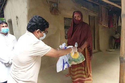 কর্মহীনদের বাড়ি বাড়ি খাবার পৌঁছে দিচ্ছেন প্রতিমন্ত্রী পলক