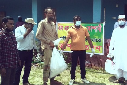  কলাপাড়ায় কর্মহীন পরিবারে ত্রাণ বিতরণ