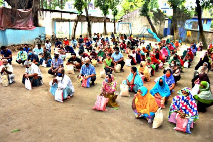 দিনাজপুরে দুস্থদের মাঝে খাদ্য সহায়তা
