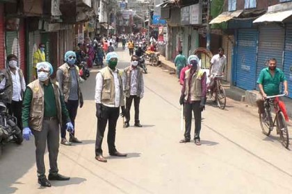 বরিশালে রমজানের কেনাকাটার হিরিক, শারীরিক দূরত্বের বালাই নেই 