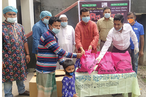 পিরোজপুরে কর্মহীন পরিবারের শিশুদের জন্য ‘শিশু আহার’ বিতরণ 