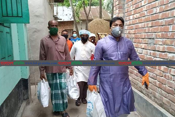 ইফতার সামগ্রী নিয়ে বাড়ি বাড়ি উপজেলা চেয়ারম্যান 