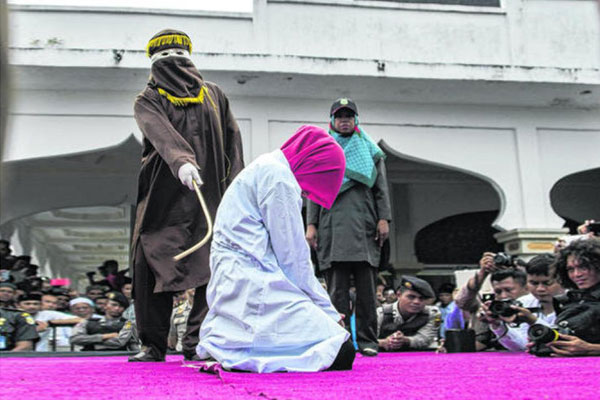 এবার চাবুক মারার শাস্তিও তুলে নিচ্ছে সৌদি আরব