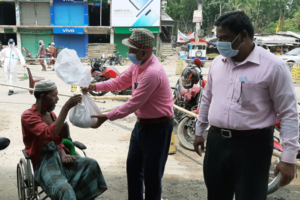 মানিকগঞ্জে কর্মহীনদের মাঝে ত্রাণ বিতরণ 