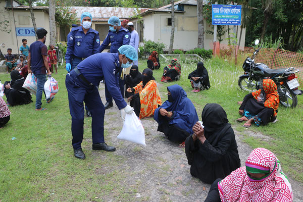নোয়াখালীতে কর্মহীনদের মাঝে খাদ্যসামগ্রী বিতরণ