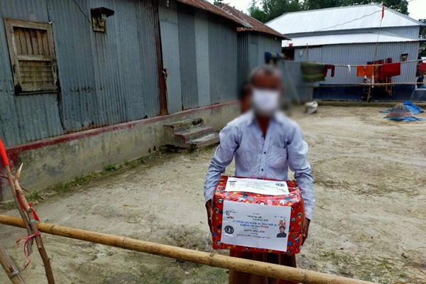 করোনা আক্রান্ত রোগীকে উপহার সিরাজগঞ্জ ছাত্রলীগ সভাপতির 