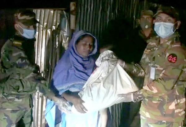 গোপালগঞ্জে কর্মহীন দরিদ্রদের বাড়িতে খাদ্য নিয়ে সেনাবাহিনী