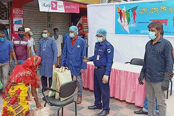 সাতক্ষীরায় ইফতার সামগ্রী বিতরণ এসএসসি’র ৯১ ব্যাচের শিক্ষার্থীদের