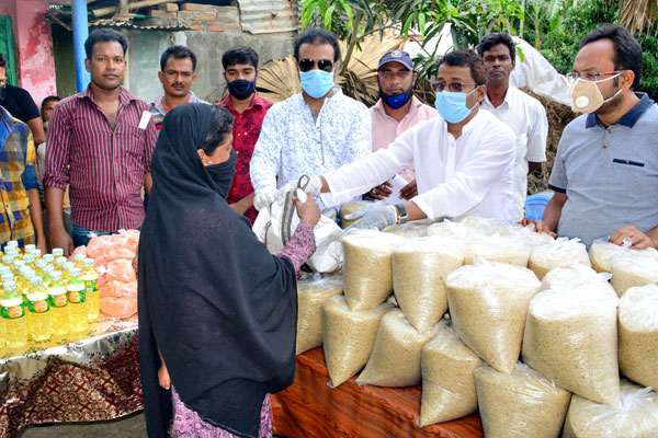 বগুড়ায় কর্মহীন মানুষের মাঝে খাদ্যসামগ্রী বিতরণ 