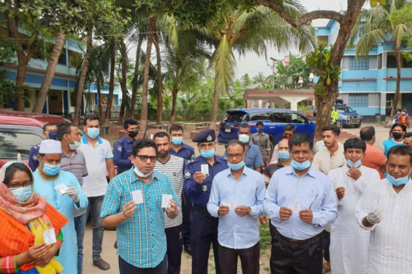 নাটোরে ওএমএসের চাল বিক্রিতে ডিজিটাল কার্ডের উদ্বোধন